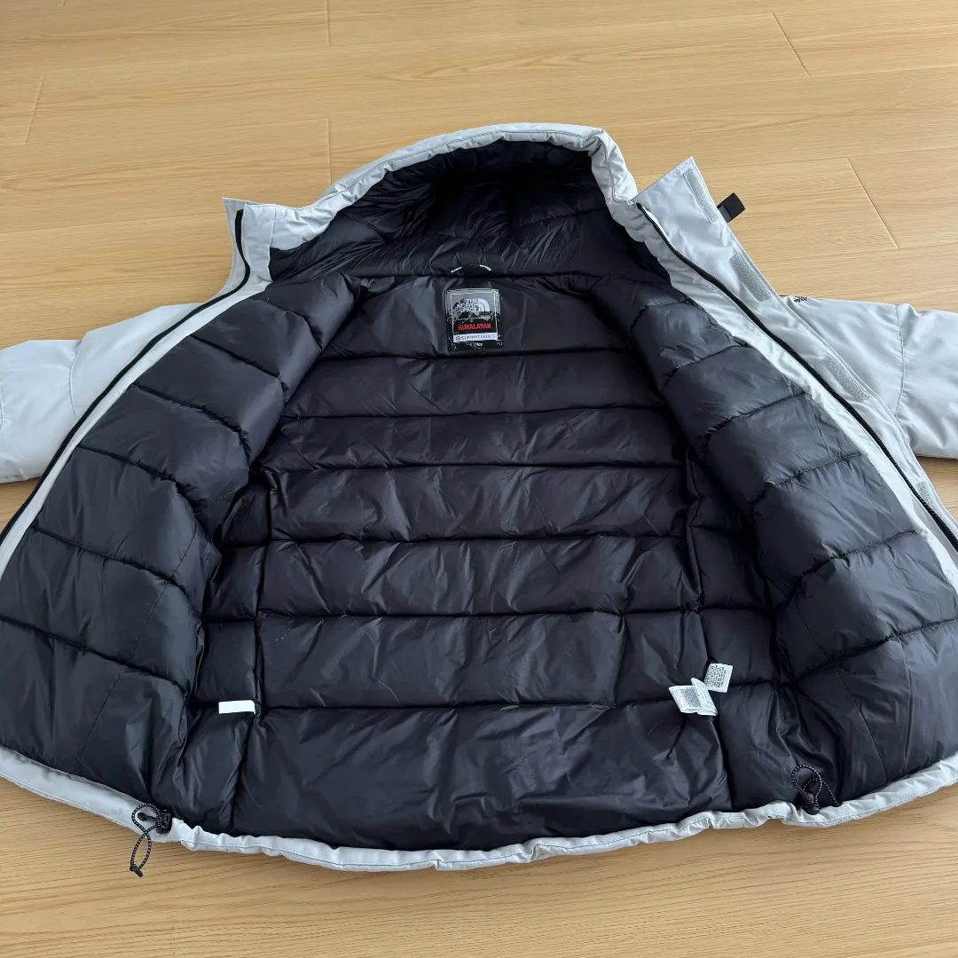 💰P390 Self-photographed. Colleagues please do not pass it off as inferior or stolen pictures! Style number: Y 66-𝗧𝗵𝗲 𝗡𝗼𝗿𝘁𝗵 𝗙𝗮𝗰𝗲｜Japanese version of North Face RETROHIMALAYAN Peak Himalayan Mountaineering Series hooded down jacket ‼ ️Can be recommended! Long-term availability, non-stop supply! Notes on returns and exchanges within 15 days of after-sales arrival: 1: Affecting 2 sales 2: Tag removal 3: Clothes have odor (such as perfume, etc.) These are not supported for returns and exchanges. Others are returned and exchanged normally! 4: If you encounter the wrong goods, wrong size, dirty damage, etc., you can contact online customer service as soon as possible to make up for the return shipping cost [Team studio, physical stall Wholesale customers, group purchasing agents, Internet celebrity supply private chat! 】 -The top original replica version refers to the highest version in China (there is no one). Our products must be high-quality (make a piece of clothing that is ZP when placed in the counter) - Filled with down cotton inside, good fluffiness, excellent thermal insulation effect. One piece is enough in winter. High Quality In Stock, can be recommended as the main product -Customized original waterproof fabric -Three-label accessories, complete accessories, original hardware Fabric: Customized 14D high-strength nylon fabric, thick texture, waterproof fabric, tear-resistant, using ZP consistent single-layer fabric (non-commercial currency contains gallbladder) Embroidery: Japanese Behringer embroidery machine, custom-made 10,000-needle electric embroidery, using imported No. 7 needles and imported embroidery thread, the embroidery is full and three-dimensional, 100% restored to ZP. Accessories: Use original Yoshida YKK zipper, with clear lettering, high weight, and can withstand 100,000 pulls and wear. Drawstring, multi-function buckle, Velcro, washable label, laser anti-counterfeiting, all are original molded 1:1 pairs at the counter, making down cotton woven categories, making an original product with heart, so that every customer has the confidence to introduce to his customers: This is the top replica version in China. Color: Black Gray Size: S M L XL XXL